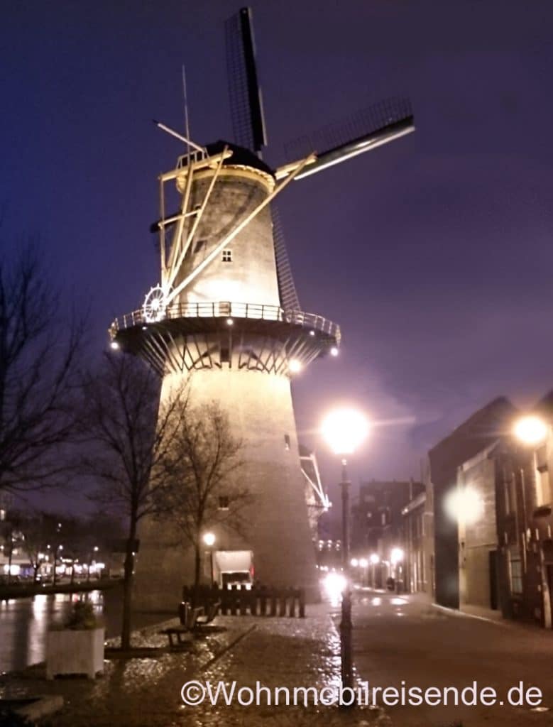Schiedam bei Nacht, Stellplatz für einen Rotterdam-Besuch