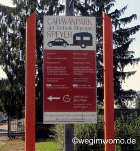 Informationstafel an der Einfahrt vom Stellplatz in Speyer